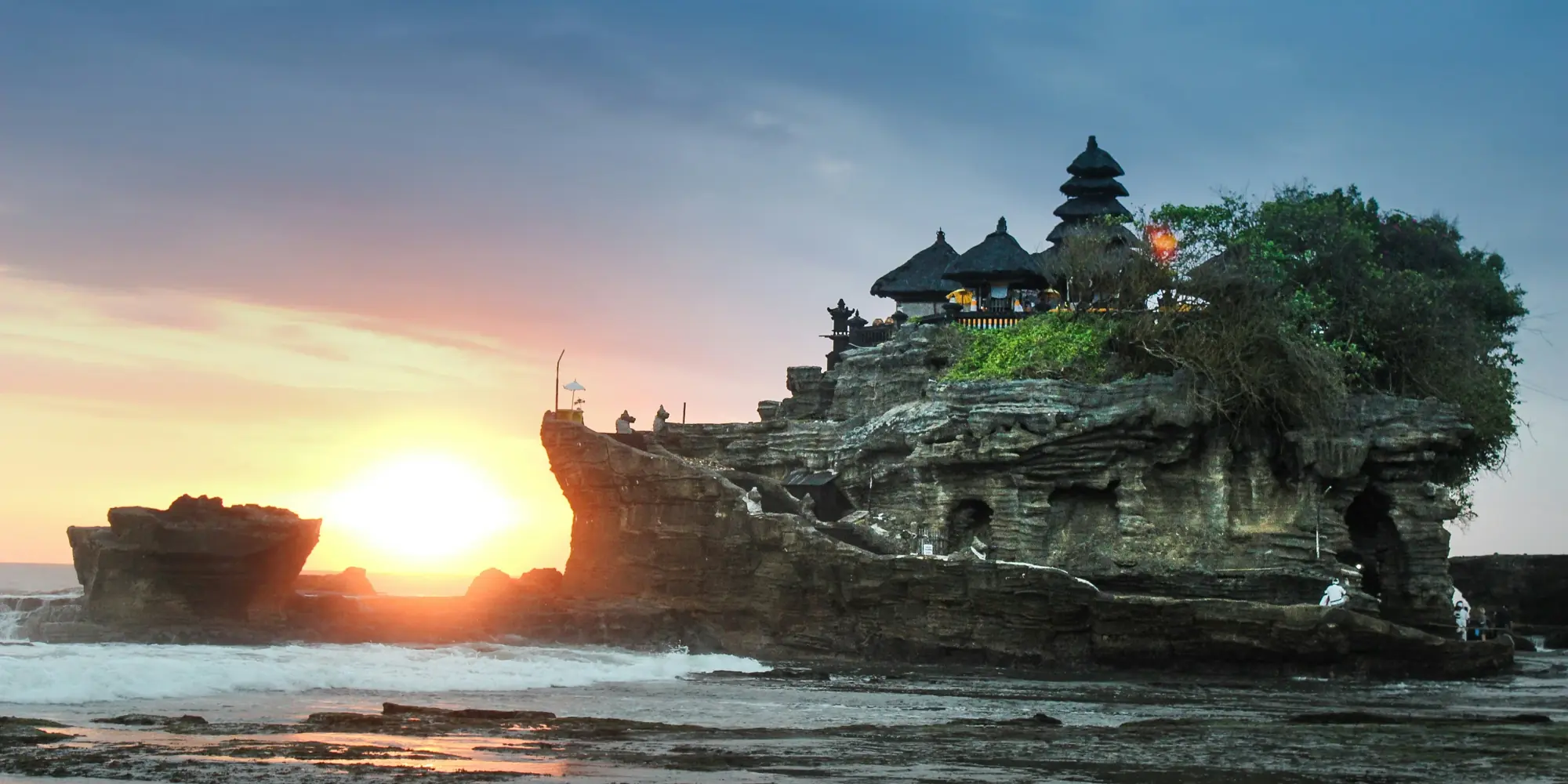 Indonesien tauchen mit haien fels mit haus bei sonnenuntergang im meer