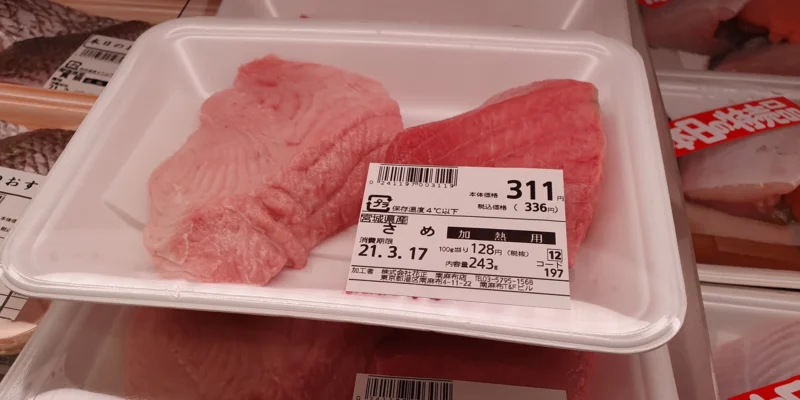 Haifleisch im Supermarkt in Tokyo