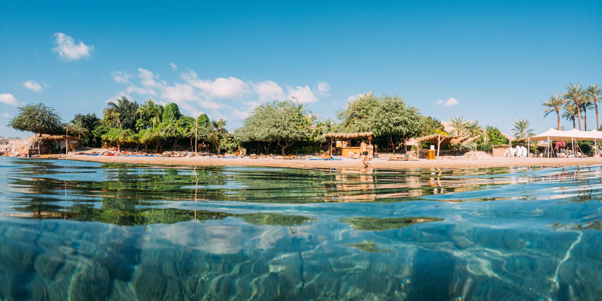 Strandbar mit Blick vom Meer auf Mosh Beach in Eilat, Israel