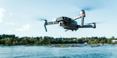 Drohne fliegt über Wasser