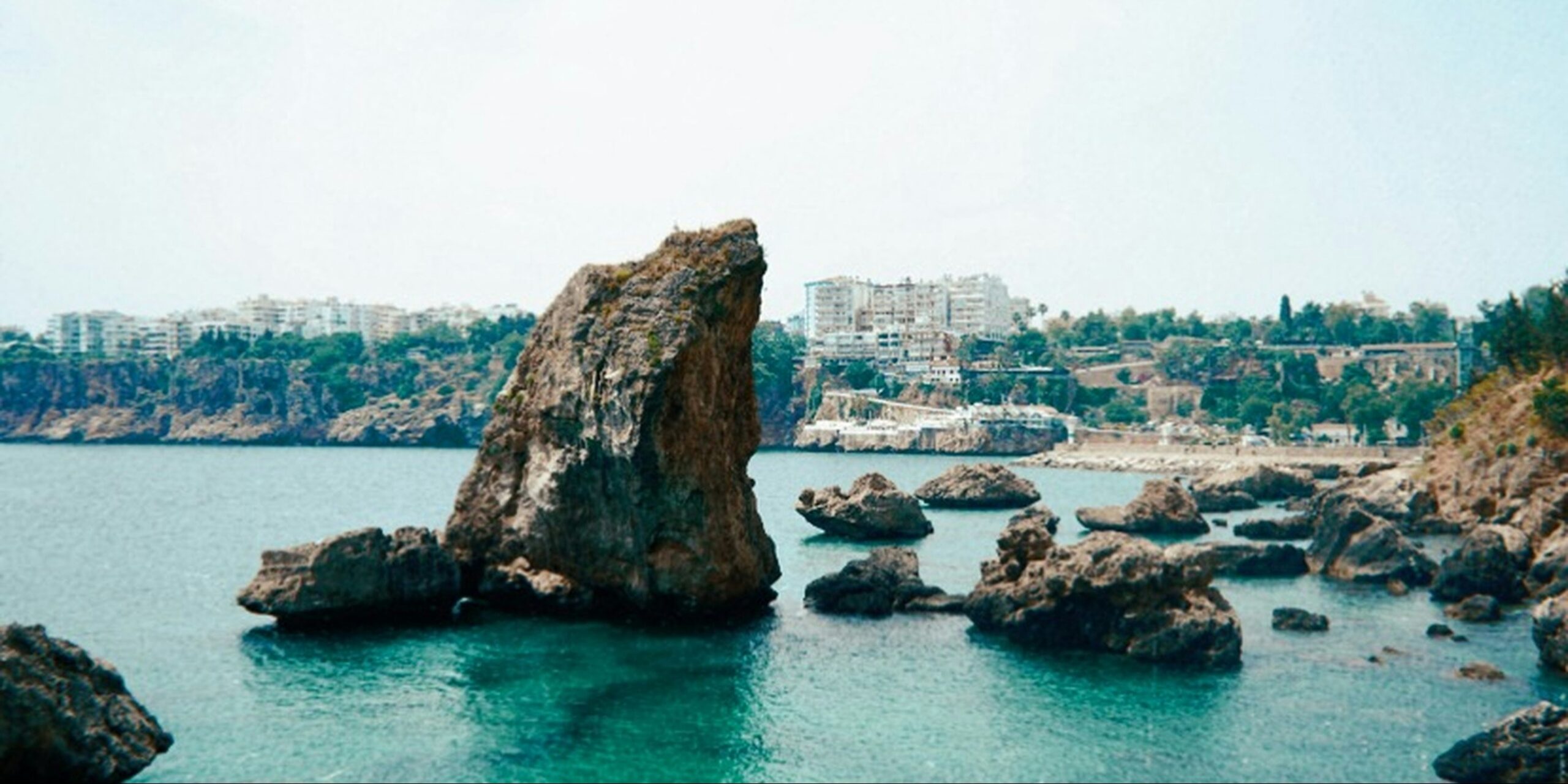 Felsen im Meer an der Mittelmeerküste der Türkei
