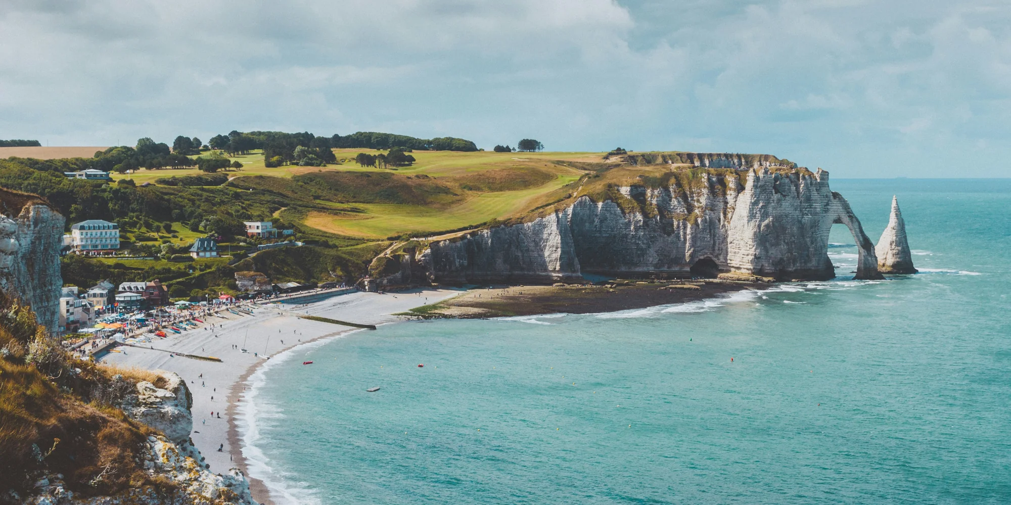 Frankreich tauchen mit haien strand und klippen am meer