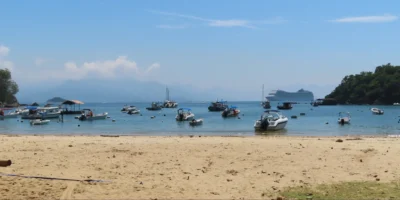 Ilha Grande Brasilien Blick vom Strand uf Boote und Kreuzfahrtschiff
