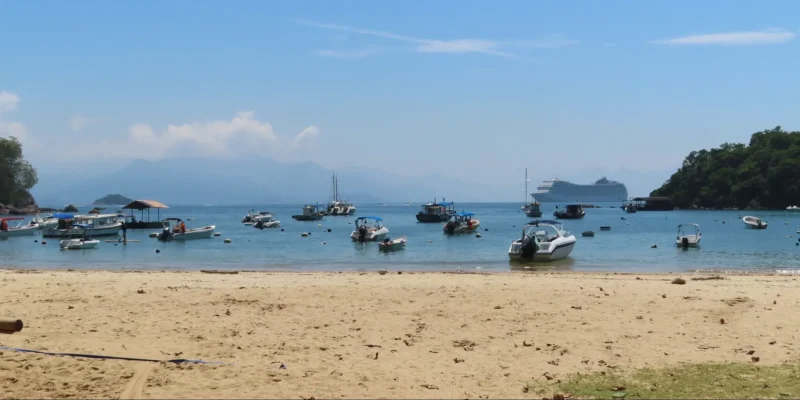 Ilha Grande Brasilien Blick vom Strand uf Boote und Kreuzfahrtschiff