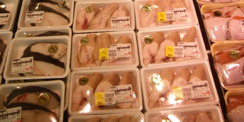 Kühltheke mit haifleisch verpackt im supermarkt