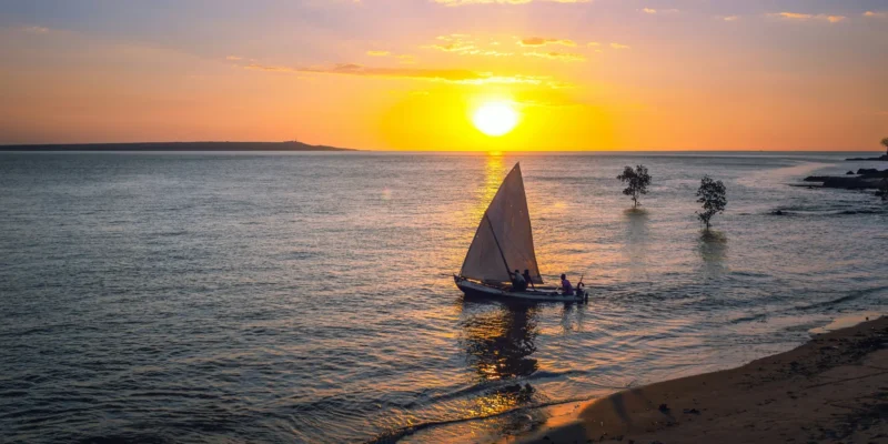 Segelboot an der Küste von Madagaskar bei Sonnenuntergang