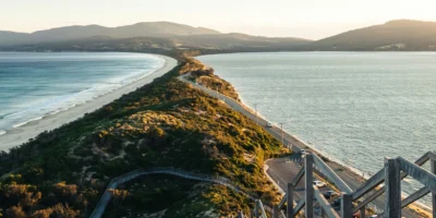 Straße und Meer von Bruny Island in Tasmanien