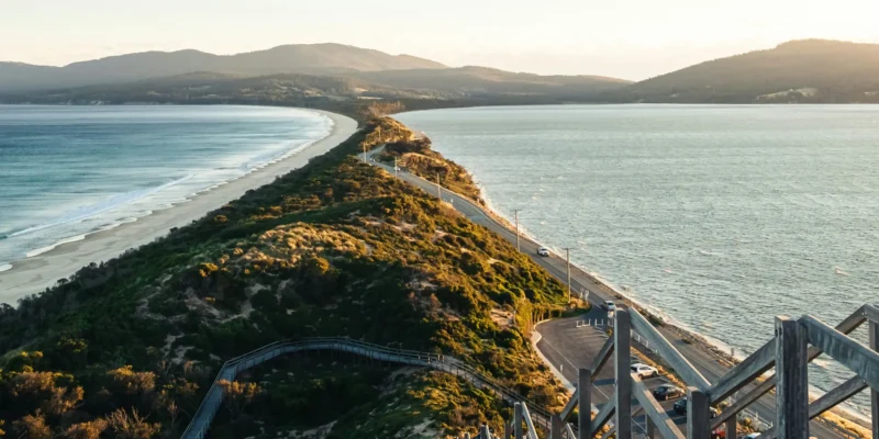 Straße und Meer von Bruny Island in Tasmanien