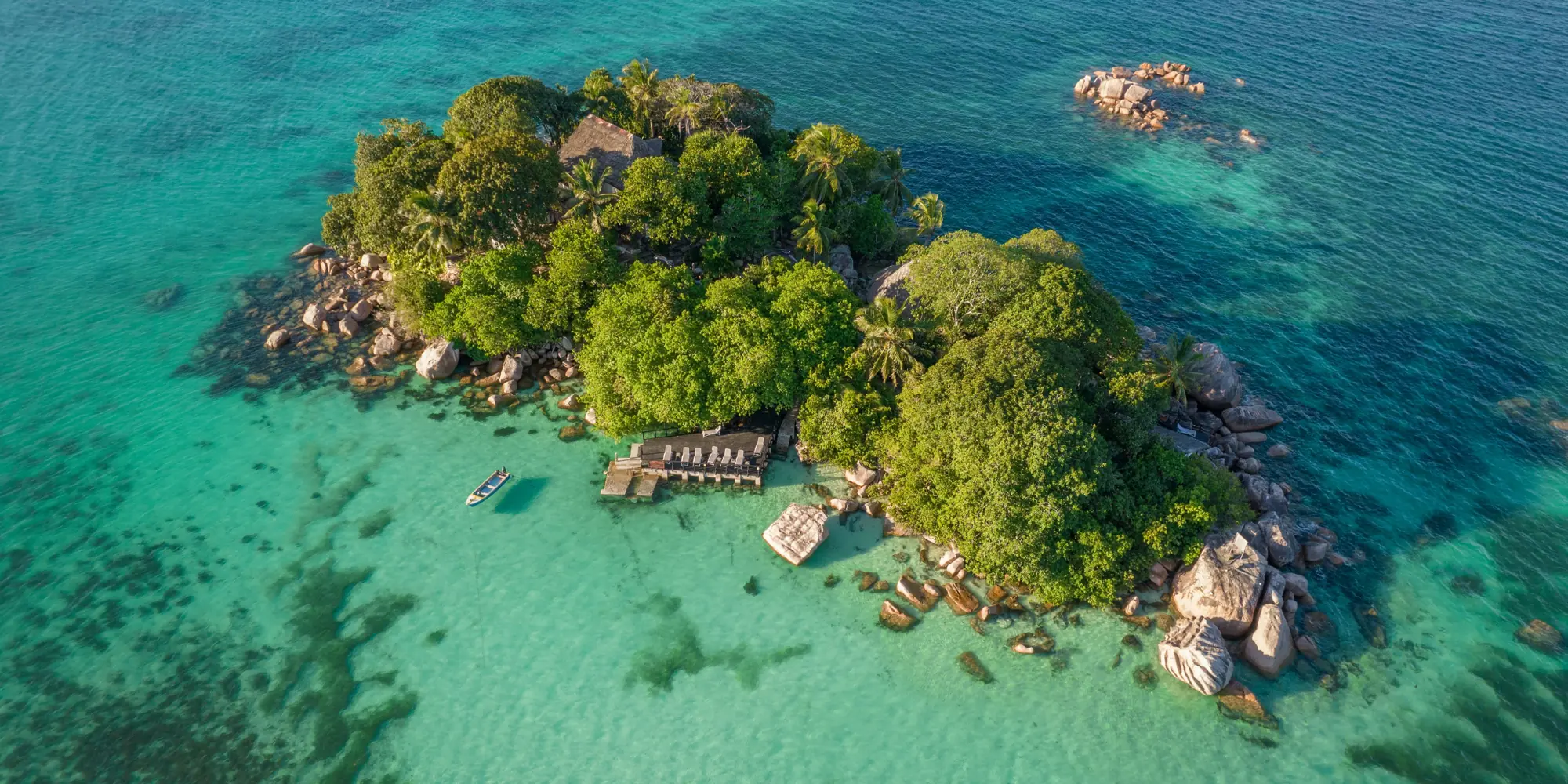 Tauchen mit haien auf den seychellen kleine insel mit naturhütten