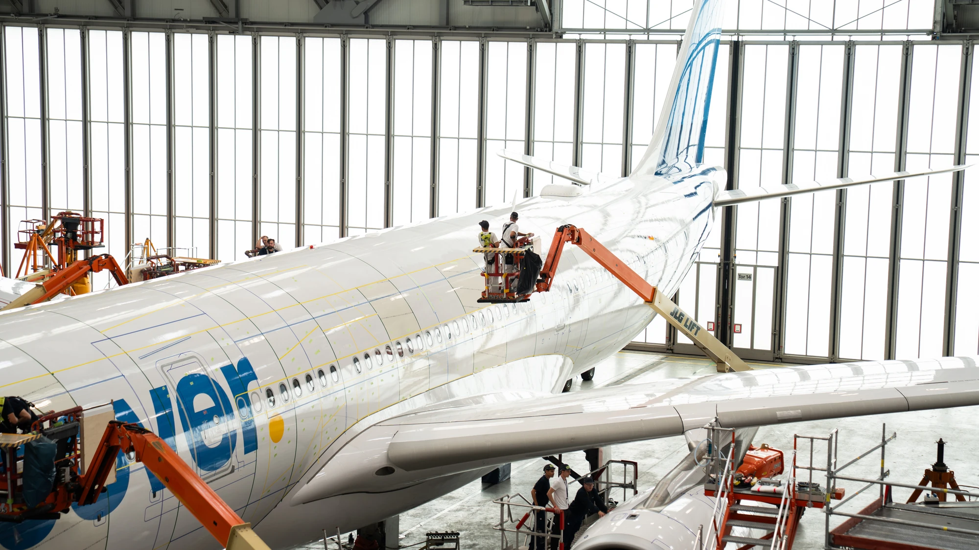 Работы на Airbus A330 компании Discover Airlines в ангаре в Дрездене