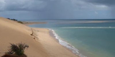 Sanddünen, Strand und flaches Meer im Bazaruto-Archipel