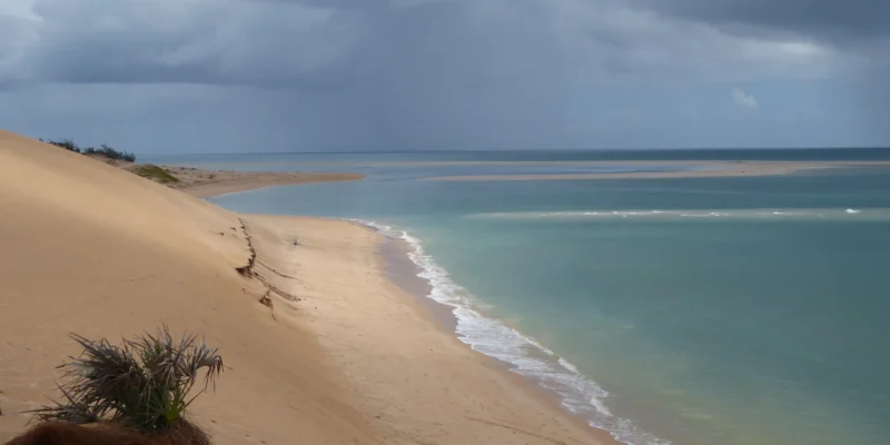 Sanddünen, Strand und flaches Meer im Bazaruto-Archipel