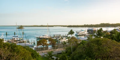 Kleiner Hafen auf Bimini mit Segelbooten, Motorbooten, Küste und Meer