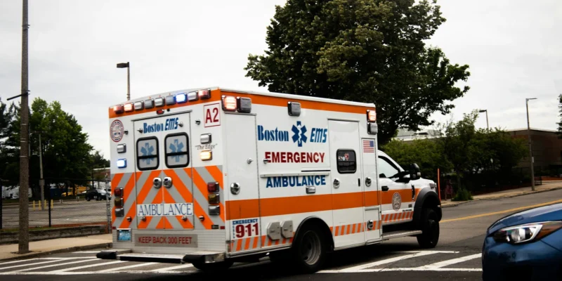 Boston-EMS-Rettungswagen auf einer Straße als Symbolbild für den Rettungseinsatz