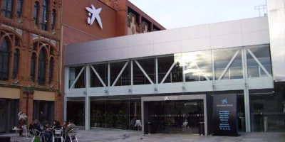 Außenansicht des Wissenschaftsmuseums CosmoCaixa in Barcelona, aufgenommen 2005