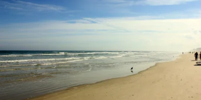 Sandstrand und Atlantikküste von Daytona Beach in Florida