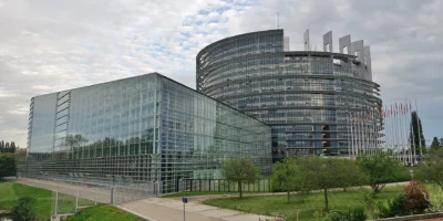 Gebäude des Europäischen Parlaments in Straßburg mit Glasfassaden und Flaggen