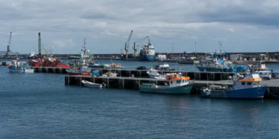 Fischerboote an den Anlegestegen im Hafen von Ponta Delgada auf São Miguel, Azoren