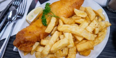 Fish and Chips mit Zitrone auf einem Teller in Blackpool