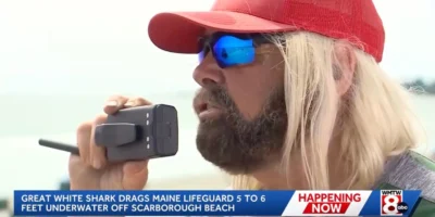 Rettungsschwimmer Greg Wilfert spricht am Scarborough Beach in ein Funkgerät