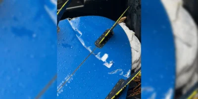 Beschädigtes blaues Surfbrett von Albert Westpfal nach dem Haiangriff bei China Walls