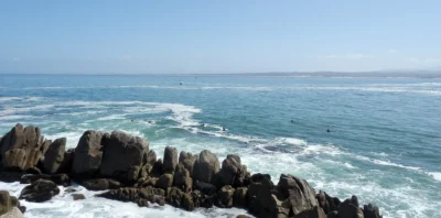 Blick von Lovers Point auf die felsige Küste und die Monterey Bay bei Pacific Grove