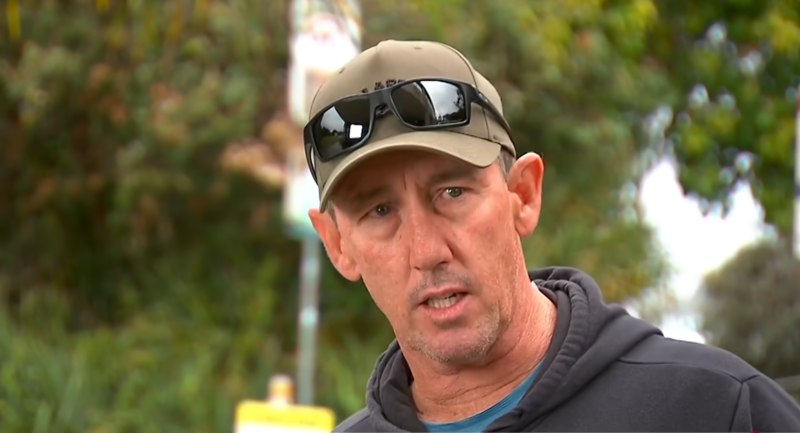 Surfer Matthew Devine mit Kappe und Sonnenbrille auf dem Schirm im Interview