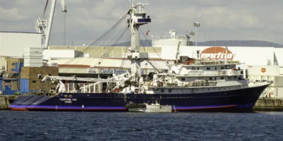 Thunfischfänger Txopituna Dos im Hafen von Marín