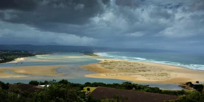 Plettenberg Bay unter Sturmwolken Blick über Lagune, Strand und Ozean bei Plettenberg Bay unter dunklen Sturmwolken