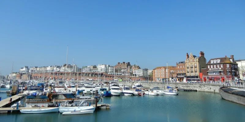 Boote im Hafen von Ramsgate vor der Uferbebauung