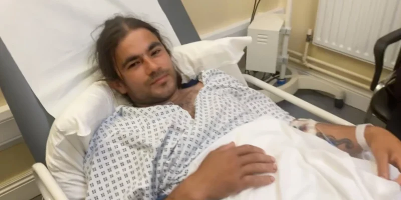 Sebastian Achim liegt nach dem Blauhai-Biss in einem Krankenhausbett