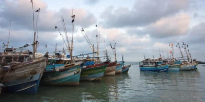 Bunte Fischerboote auf dem Wasser vor Kalpitiya in Sri Lanka