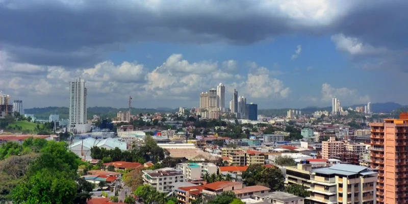 Küstennahe Stadtansicht in Panama mit Hochhäusern