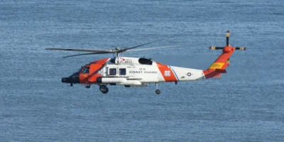 Weißer und orangefarbener Hubschrauber der US-Küstenwache über blauem Meer. Symbolbild aus dem Jahr 2021; es zeigt nicht den Rettungseinsatz vor Ensenada im Oktober 2026.