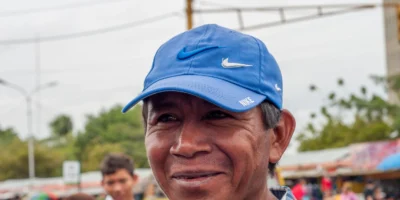 Porträt eines Wayuu-Mannes mit blauer Kappe in Maracaibo, Venezuela